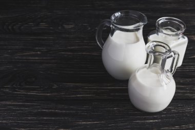 Ahşap arka plan üzerinde süt kavanoz