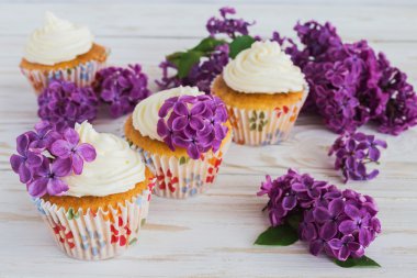 Ev yapımı tatlı kek krem ve çiçeklerle