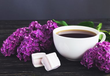 Fincan kahve, Lokum ve eflatun çiçekler