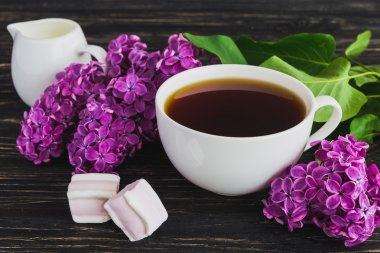 Fincan kahve, Lokum ve eflatun çiçekler