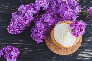 Ev yapımı tatlı kek krem ve çiçeklerle