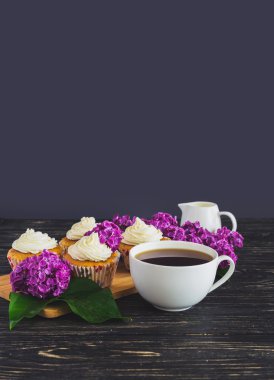 Krem, kahve ve çiçekler ile cupcakes