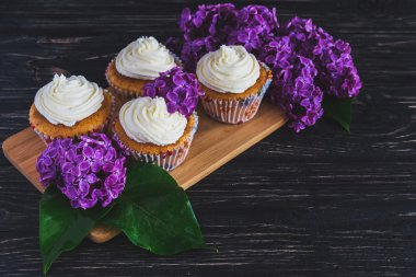 Ev yapımı tatlı kek krem ve çiçeklerle