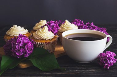 Krem, kahve ve çiçekler ile cupcakes