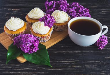Krem, kahve ve çiçekler ile cupcakes