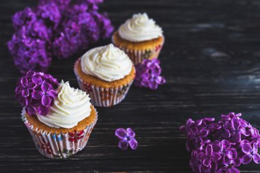 Ev yapımı tatlı kek krem ve çiçeklerle