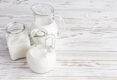 Ahşap arka plan üzerinde süt kavanoz