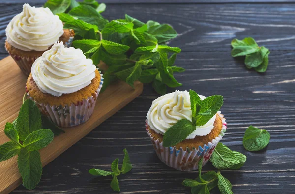 Cupcake alla menta dolce fatto in casa con crema — Foto Stock