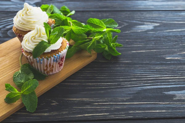 Cupcake alla menta dolce fatto in casa con crema — Foto Stock