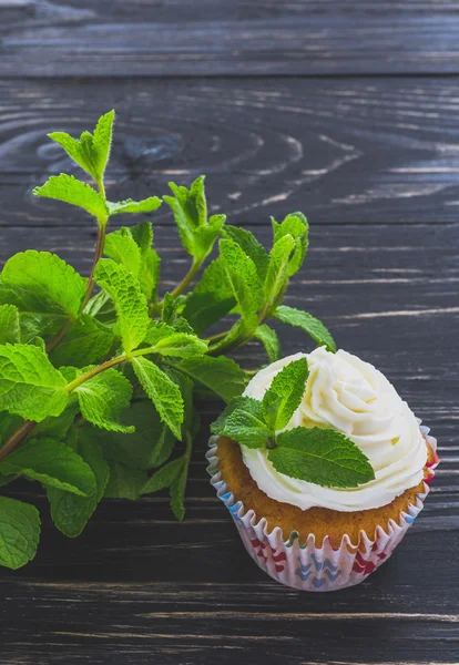 Cupcake alla menta dolce fatto in casa con crema — Foto Stock