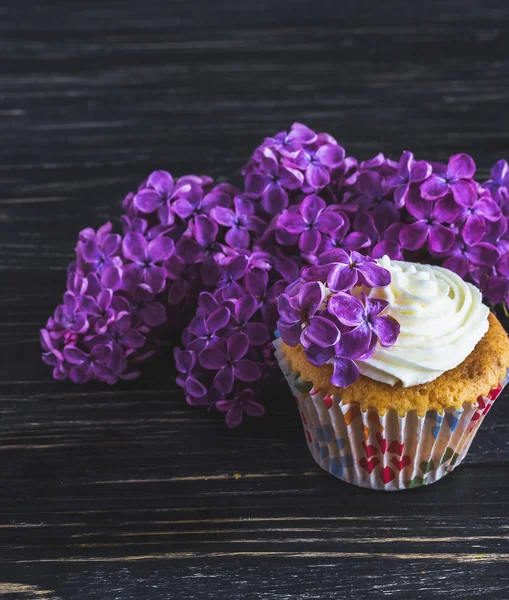 Dolce cupcake fatto in casa con panna e fiori — Foto Stock