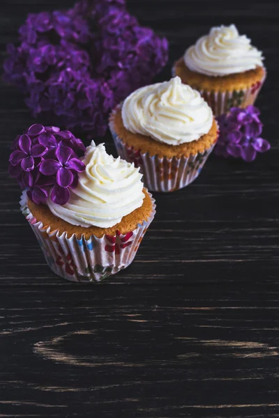 Dolce cupcake fatto in casa con panna e fiori — Foto Stock