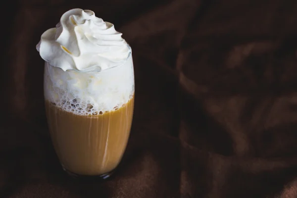 Segelas kopi dengan krim asam — Stok Foto