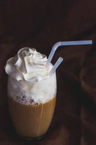 Glas kaffe med gräddfil — Stockfoto