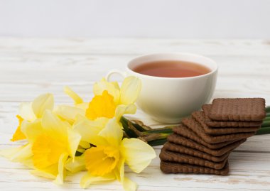 Fincan çay, kurabiye ve Nergis