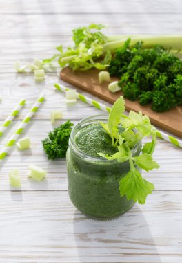 Bir mason kavanoza kupa sağlıklı yeşil smoothie