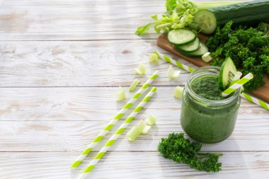 Bir mason kavanoza kupa sağlıklı yeşil smoothie