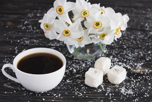 Taza de café, Rahat lokum con coco y narciso en negro w — Foto de Stock