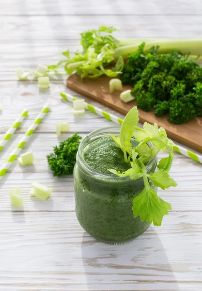 Bir mason kavanoza kupa sağlıklı yeşil smoothie