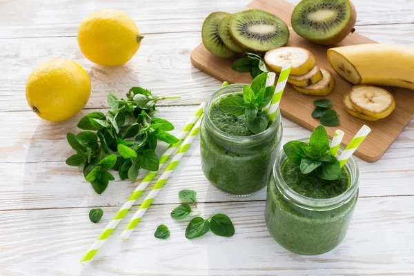 Sağlıklı yeşil meyve yüzlü bir mason kavanoza kupa