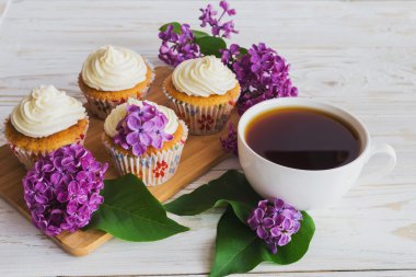 Krem, kahve ve çiçekler ile cupcakes