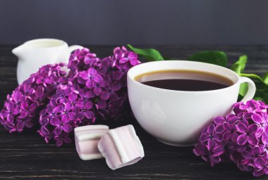 Fincan kahve, Lokum ve eflatun çiçekler