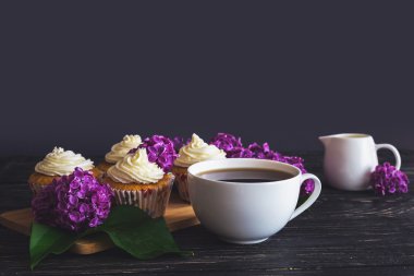 Krem, kahve ve çiçekler ile cupcakes