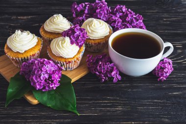 Krem, kahve ve çiçekler ile cupcakes