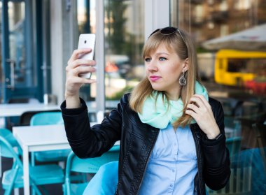 genç kadın kendine portre Smartphone kullanarak yapma