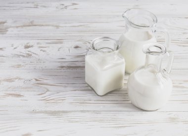 Ahşap arka plan üzerinde süt kavanoz