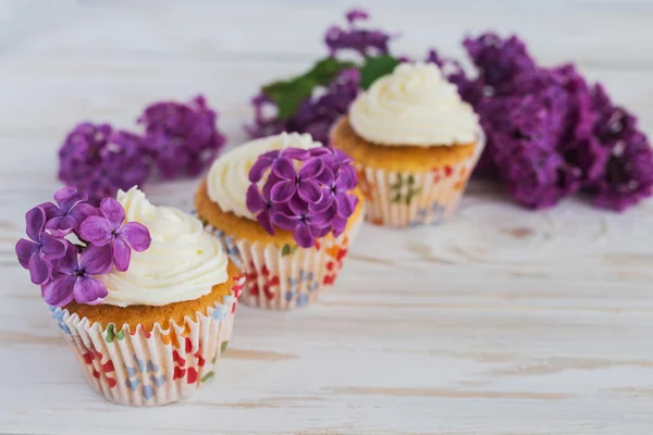 Dolce cupcake fatto in casa con panna e fiori — Foto Stock