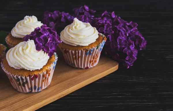 Dolce cupcake fatto in casa con panna e fiori — Foto Stock