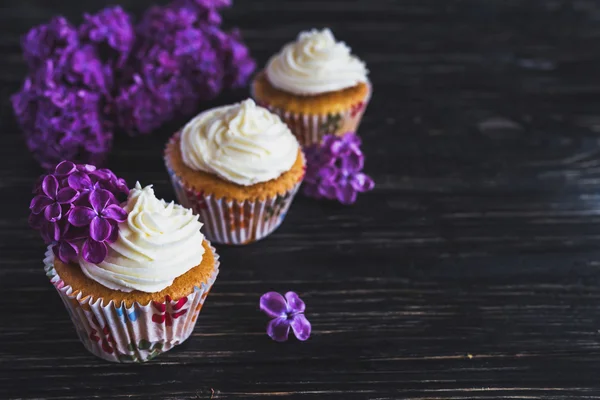 Dolce cupcake fatto in casa con panna e fiori — Foto Stock