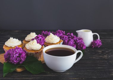 Krem, kahve ve çiçekler ile cupcakes