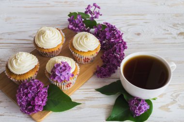 Krem, kahve ve çiçekler ile cupcakes