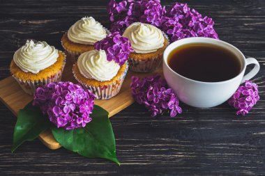 Krem, kahve ve çiçekler ile cupcakes