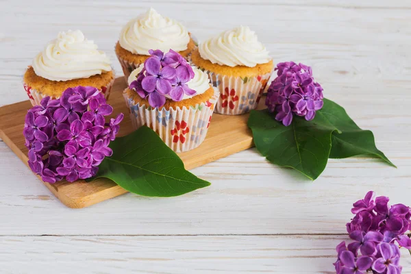 Dolce cupcake fatto in casa con panna e fiori — Foto Stock