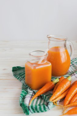 Taze sıkılmış havuç suyu