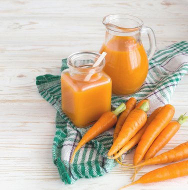 Taze sıkılmış havuç suyu