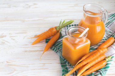Taze sıkılmış havuç suyu