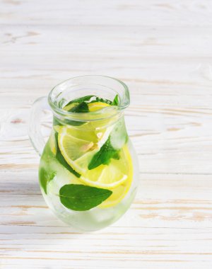 Taze limon ve naneli ev yapımı limonata.