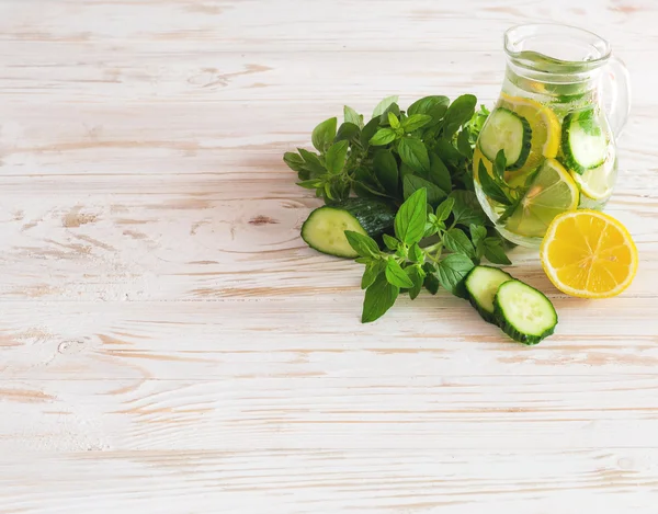 Taze limon ve naneli ev yapımı limonata.