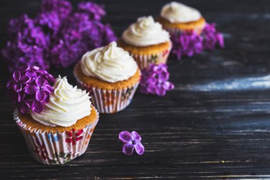 Ev yapımı tatlı kek krem ve çiçeklerle