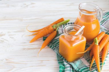Taze sıkılmış havuç suyu