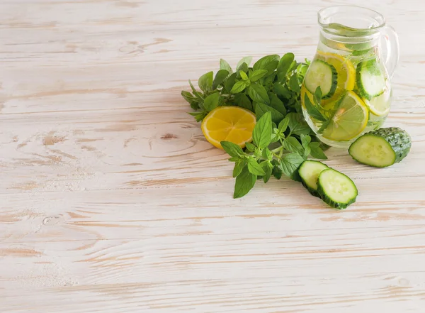 Taze limon ve naneli ev yapımı limonata.