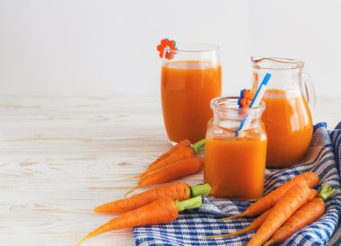 Taze sıkılmış havuç suyu