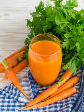 Taze sıkılmış havuç suyu