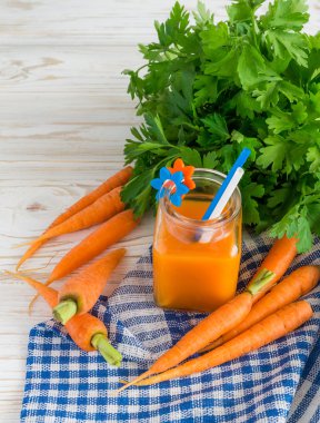 Taze sıkılmış havuç suyu