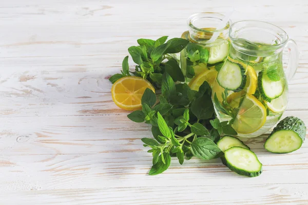 Taze limon ve naneli ev yapımı limonata.