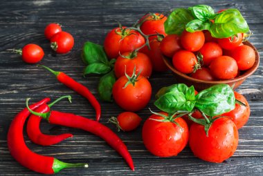 Asma, kırmızı biber ve yeşil fesleğen domates